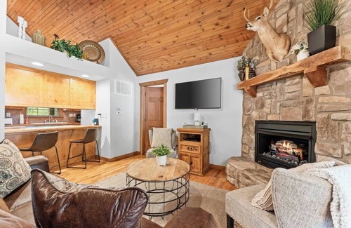 Branson West Cabin | Charming Stonebridge Cabin with Pool, Near Silver Dollar City
