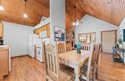 Branson West Cabin | Charming Stonebridge Cabin with Pool, Near Silver Dollar City