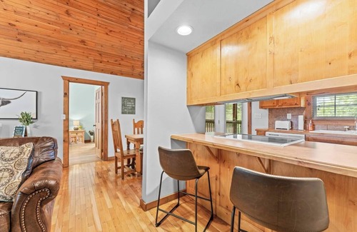 Branson West Cabin | Charming Stonebridge Cabin with Pool, Near Silver Dollar City
