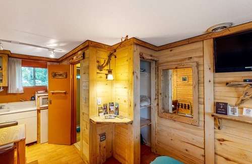 Cedaredge Cabin | Cozy Studio with Breathtaking Mountain Views & Hot Tub