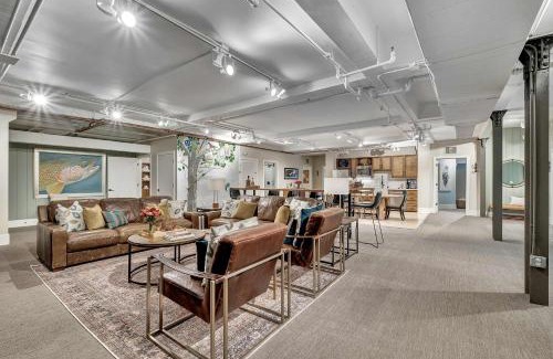 Downtown Nashville Apartment | Cozy Retreat at The Maddox: 4-Star Lodge with Family Amenities