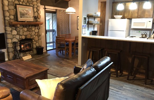 Mammoth Lakes Condo | Rustic Sunshine: 9.8 Rated Retreat Near Village & Eagle!