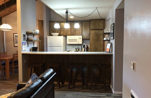 Mammoth Lakes Condo | Rustic Sunshine: 9.8 Rated Retreat Near Village & Eagle!