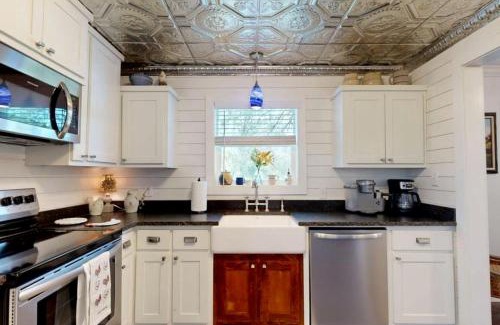 Wellborn House | Rustic Texas Farmhouse Retreat in College Station, Texas – 8 Miles from Kyle Field