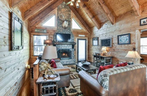 Branson Cedars Cabin | Rustic Timber Lodge: Guest Rated 9.8 with Pool & Spa