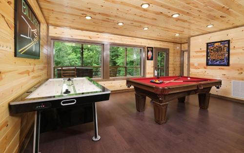 Gatlinburg - Pigeon Forge Villa | Rustic Timber: Family-Friendly Retreat with Hot Tub
