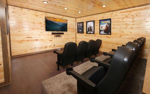 Gatlinburg - Pigeon Forge Villa | Rustic Timber: Family-Friendly Retreat with Hot Tub