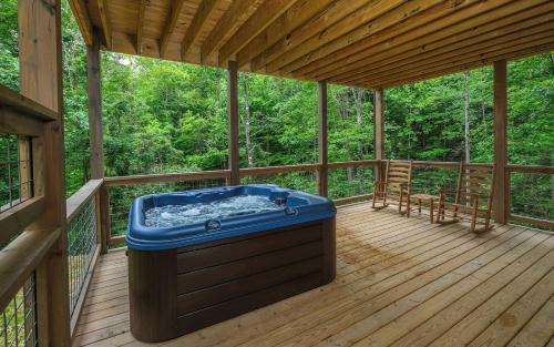 Gatlinburg - Pigeon Forge Villa | Rustic Timber: Family-Friendly Retreat with Hot Tub