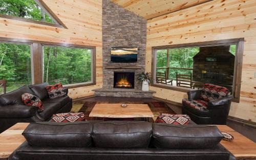 Gatlinburg - Pigeon Forge Villa | Rustic Timber: Family-Friendly Retreat with Hot Tub