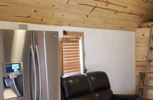 Tulsa Cabin | Cozy Tiny Cabin with Private Hot Tub Near Downtown