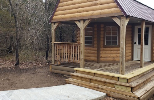 Tulsa Cabin | Cozy Tiny Cabin with Private Hot Tub Near Downtown
