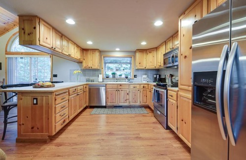 Truckee House | Inviting Truckee Cabin Retreat with Hot Tub & Pool Access
