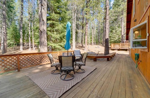 Truckee House | Inviting Truckee Cabin Retreat with Hot Tub & Pool Access