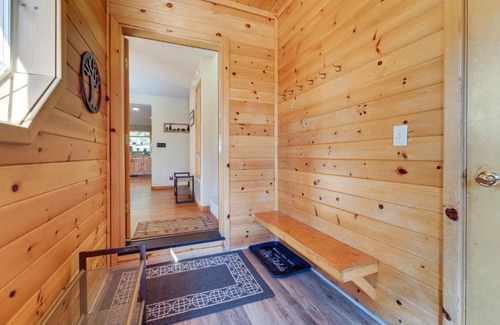 Truckee House | Inviting Truckee Cabin Retreat with Hot Tub & Pool Access