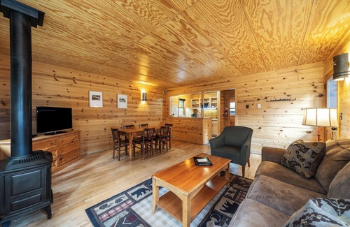 Mazama Cabin | Rustic Two Bedroom Cabin