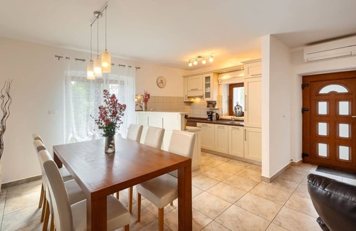 Kringa Villa | Cozy Villa Casa Mate: 2 Bedrooms in Picturesque Tinjan