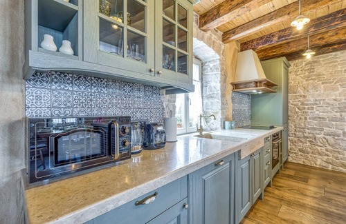 Selina Villa | Inviting Villa Kata with Outdoor Pool in Sv. Lovrec