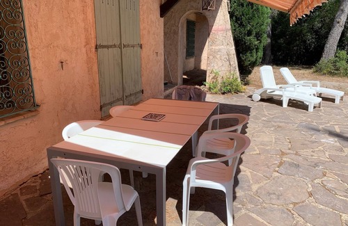 Puget-sur-Argens Villa | Cozy Villa with Pool and Ocean Views, Steps from the Shore