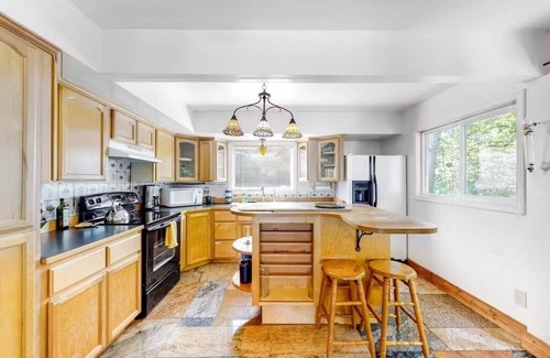 Sandpoint House | Rustic Waterfront Escape