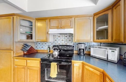 Sandpoint House | Rustic Waterfront Escape