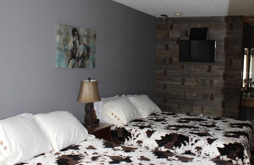 Onsted Cabin | Rustic Cowboy Creek Lodge: Pool, Spa & Family-Friendly Fun