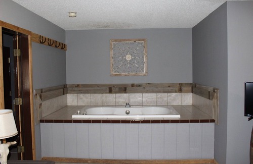 Onsted Cabin | Rustic Cowboy Creek Lodge: Pool, Spa & Family-Friendly Fun