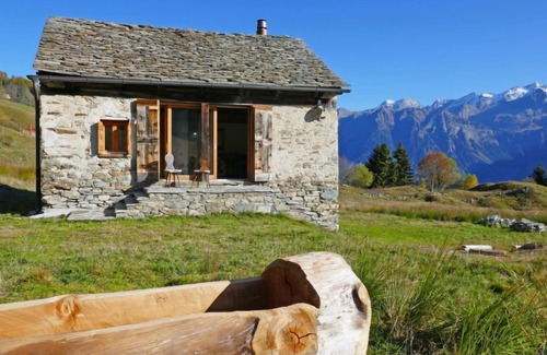 Acquarossa House | Top Rated Rustico Andrea with Lake View & Pet Friendly Amenities