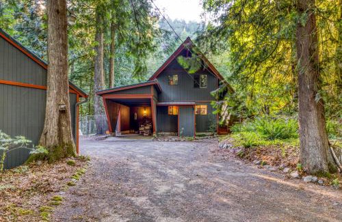 Rhododendron House | Rustling Waters Getaway: Family-Friendly with Hot Tub Access