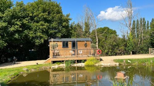 Shirrell Heath Other | Rusty Duck Retreat: Guest Rated 9.6 Shepherds Hut Escape