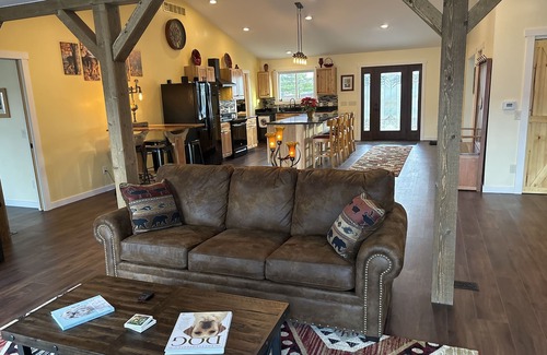 Findlay House | Discover Rusty’s Getaway: Family-Friendly & Pet Welcoming