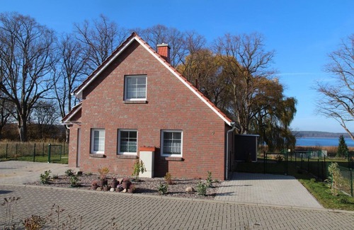 Warin House | Ruth: Cozy 85sqm Vacation Home with Garden & Lake View
