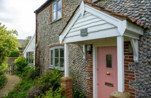 Bacton House | Pet-Friendly Ruthie Cottage - Ideal for Families & Getaways
