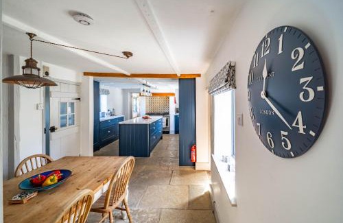 Bacton House | Pet-Friendly Ruthie Cottage - Ideal for Families & Getaways