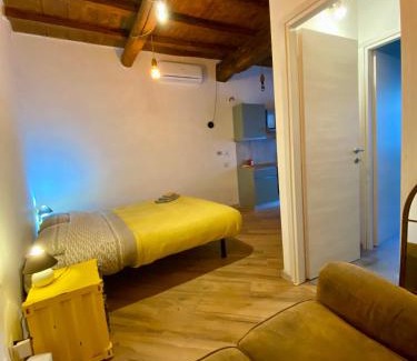 Gallarate Apartment | Ruti's House - Monolocale con travi a vista vicino Malpensa e Milano Rho Fiera