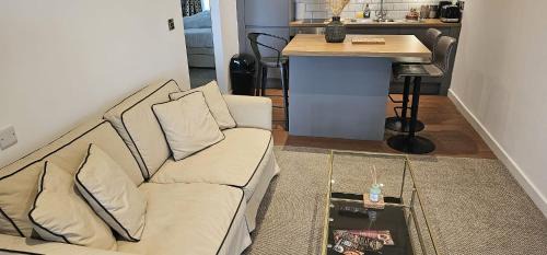Morcott Apartment | Rutland Point Apartment: Premier Pet-Friendly Getaway