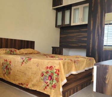 Krishnarajapura House | Budget-Friendly RV Backpackers with Family Amenities