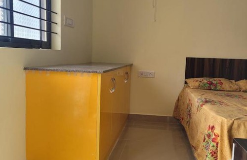 Krishnarajapura House | Budget-Friendly RV Backpackers with Family Amenities