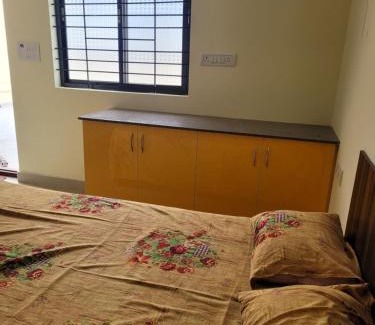 Krishnarajapura House | Budget-Friendly RV Backpackers with Family Amenities