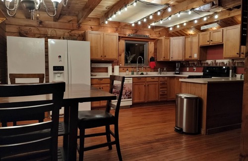 Remington Cabin | RV'ers Reprieve: Ideal Family & Friends Retreat with Hot Tub