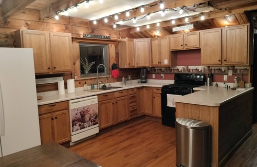 Remington Cabin | RV'ers Reprieve: Ideal Family & Friends Retreat with Hot Tub