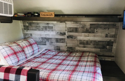 Oatmeal House | RV GLAMPING DIRECTLY ON LAKE TRAVIS- NEAR HIDDEN FALLS ADV. PARK (2021 RV)