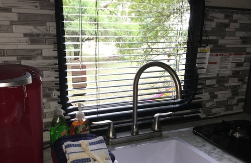 Oatmeal House | RV GLAMPING DIRECTLY ON LAKE TRAVIS- NEAR HIDDEN FALLS ADV. PARK (2021 RV)