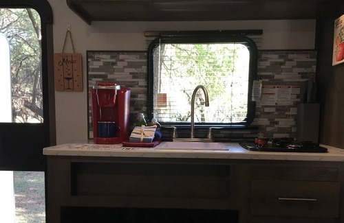 Oatmeal House | RV GLAMPING DIRECTLY ON LAKE TRAVIS- NEAR HIDDEN FALLS ADV. PARK (2021 RV)
