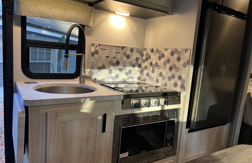 Fairvilla House | Prime RV Stay in Orlando Near Attractions with Pool & Spa