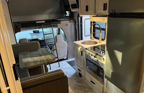 Fairvilla House | Prime RV Stay in Orlando Near Attractions with Pool & Spa