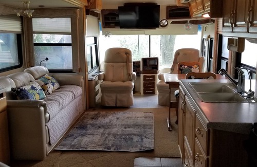 Maple Lake House | Tranquil RV Retreat by the Lake with Ocean Views