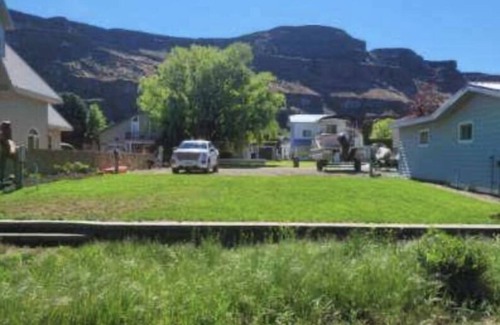 Sunland Estates RV Rental | Riverfront RV Unit C: Perfect for Gorge Concerts & Families