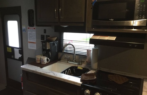 Kyle House | Cozy RV Style Retreat in Kyle with Spa and Breakfast