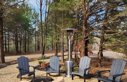 Murchison RV Rental | Lake Access RV Retreat with Pet-Friendly Amenities