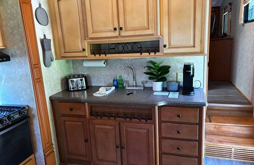 Cave Junction House | Ideal RV43 Open Range 5th Wheel: Pet & Child Friendly Stay